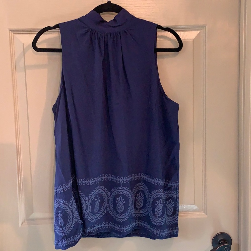 Sleeveless blouse with stitching details